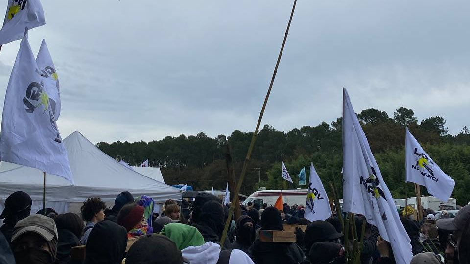 Jeunes_Ecolos's tweet image. Grosse journée de mobilisation ! ✊

Nous étions rassemblé·es aujourd’hui contre le projet de LGV du Sud-Ouest 🚄, à Rouen contre la relance du nucléaire ☢️, ainsi qu’à l’#ExisTransInter 🏳️‍⚧️

C’est ça l’écologie de tous les combats 🌻