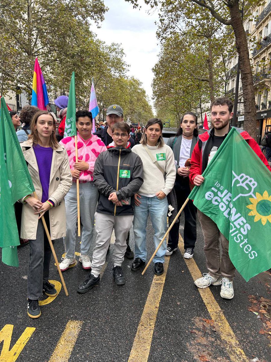 Jeunes_Ecolos's tweet image. Grosse journée de mobilisation ! ✊

Nous étions rassemblé·es aujourd’hui contre le projet de LGV du Sud-Ouest 🚄, à Rouen contre la relance du nucléaire ☢️, ainsi qu’à l’#ExisTransInter 🏳️‍⚧️

C’est ça l’écologie de tous les combats 🌻