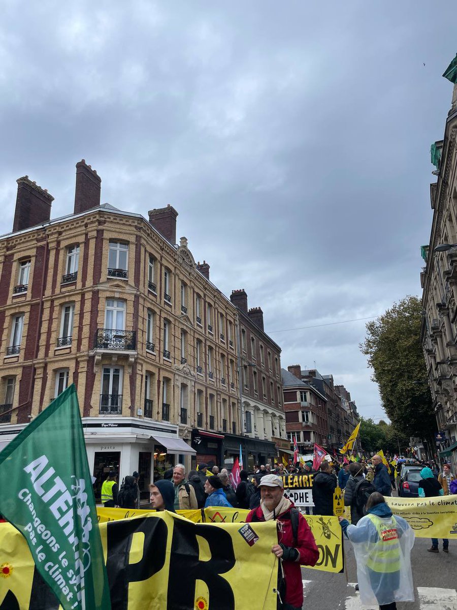 Jeunes_Ecolos's tweet image. Grosse journée de mobilisation ! ✊

Nous étions rassemblé·es aujourd’hui contre le projet de LGV du Sud-Ouest 🚄, à Rouen contre la relance du nucléaire ☢️, ainsi qu’à l’#ExisTransInter 🏳️‍⚧️

C’est ça l’écologie de tous les combats 🌻