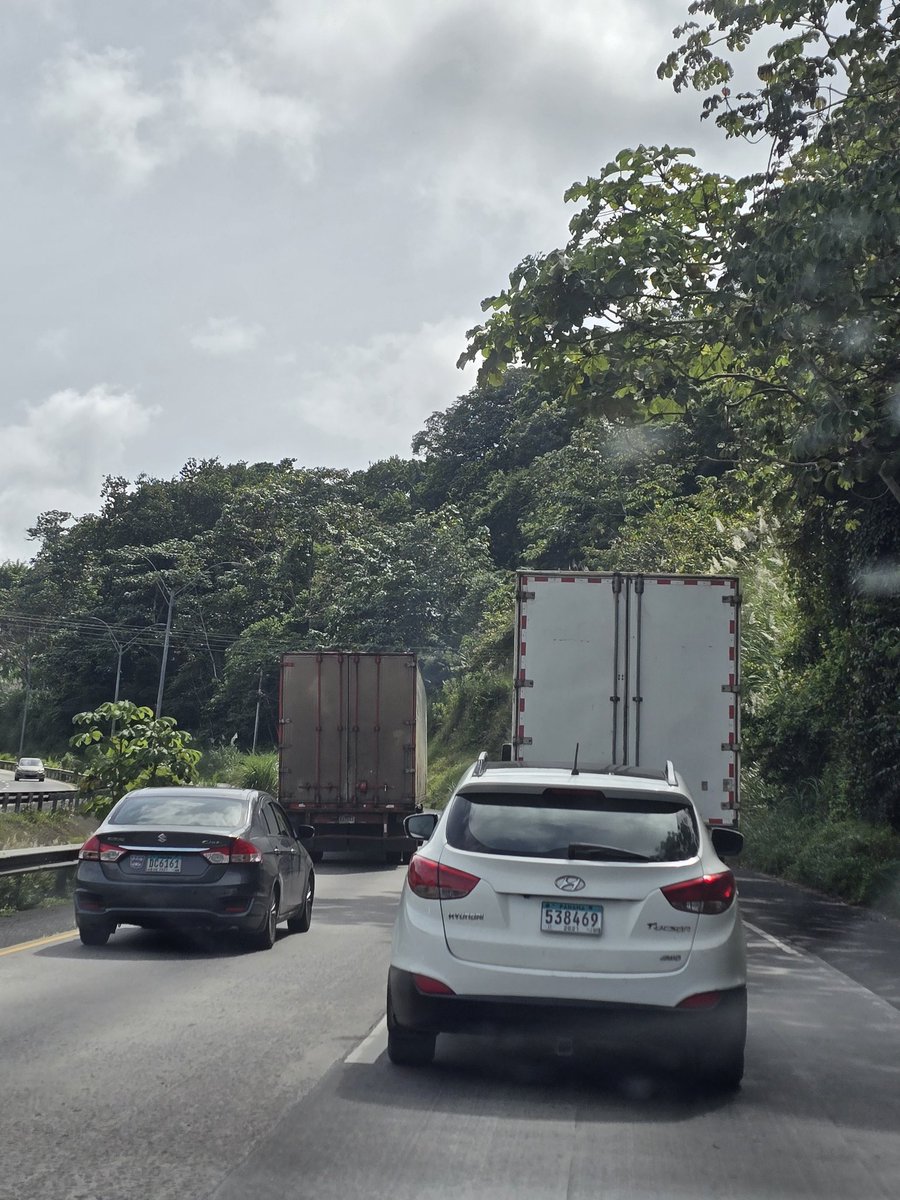 joedlevis's tweet image. Esta vaina solo pasa en Panamá, el trailer de la izquierda a la par que el de la derecha y no dejaba pasar a nadie. Aquí manejan como si estuvieran en su casa😮‍💨