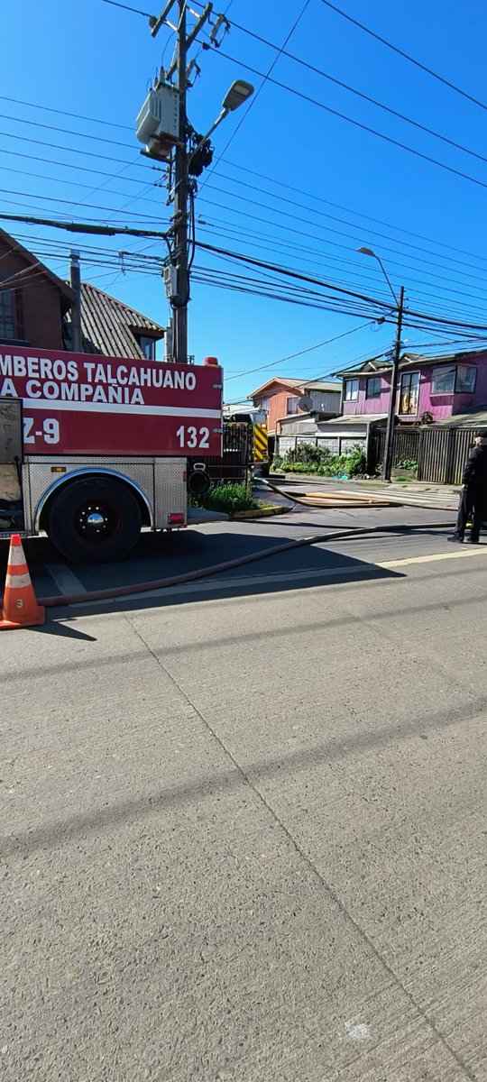 Nos encontramos trabajando con nuestra unidad Z-9 en emergencia estructural en las intersecciones de Alcatraz y Los Albatros, sector Los Lobos, se trata de fuego en casa habitación.