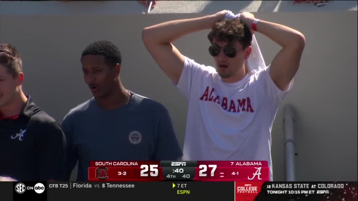 BleacherReport's tweet photo. SOUTH CAROLINA RECOVERS THE ONSIDE KICK

OMGGGGG WHAT IS HAPPENING?! https://t.co/avMGAT3fiR