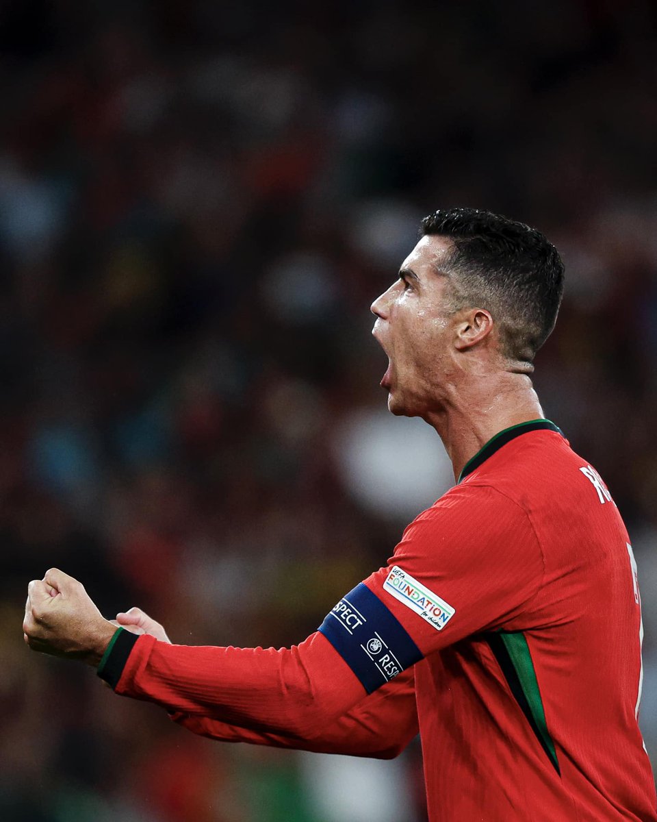 906 goles oficiales. Se llama Cristiano Ronaldo dos Santos Aveiro, pero también puedes decirle EL MEJOR GOLEADOR DE TODOS LOS TIEMPOS.