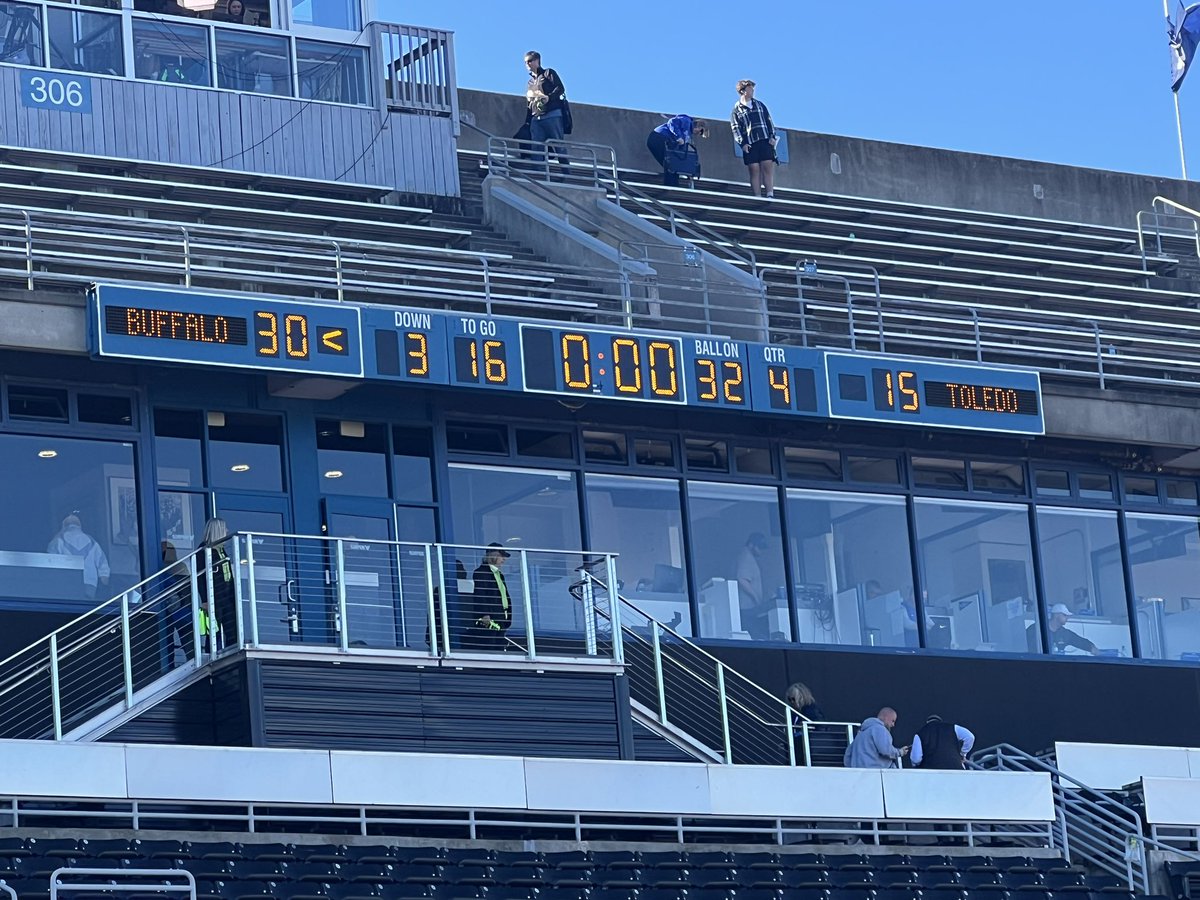 Alnutt41's tweet photo. I 👀 you @UBFootball!!  Big Time Win today!!! 🤘🏾📈#GoBulls https://t.co/0pYBMmip0g