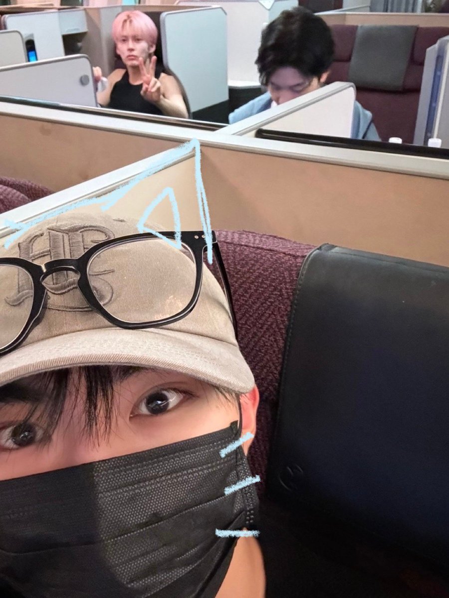 이거 건욱이 너무 기여운 이유 …
뒤에 벽이 세모모양이여서
🐱가 됨  ᴖ ̫ᴖ ♡ 아기여어