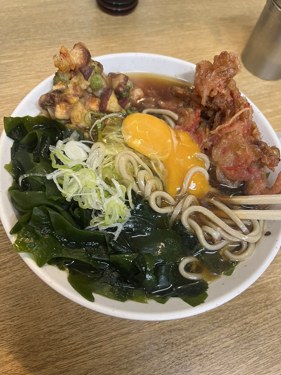 KotsuKotoha's tweet photo. ハマった一由そば＾＾
女子にしては早食いの私にはちょうど良いけど、女子友達連れて行ったら、景色が2〜3回変化した＾＾

#一由そば
#立ち食い蕎麦
#回転率最高 https://t.co/95Prt79IHc