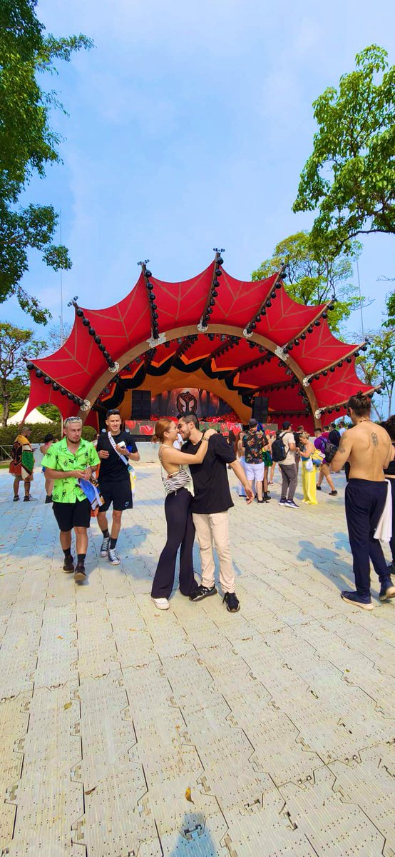 juliani_banani's tweet photo. Weeeeey me fui al Tomorrowland con el amor de mi vida 🧡🌎 https://t.co/RP1MIbCd8k