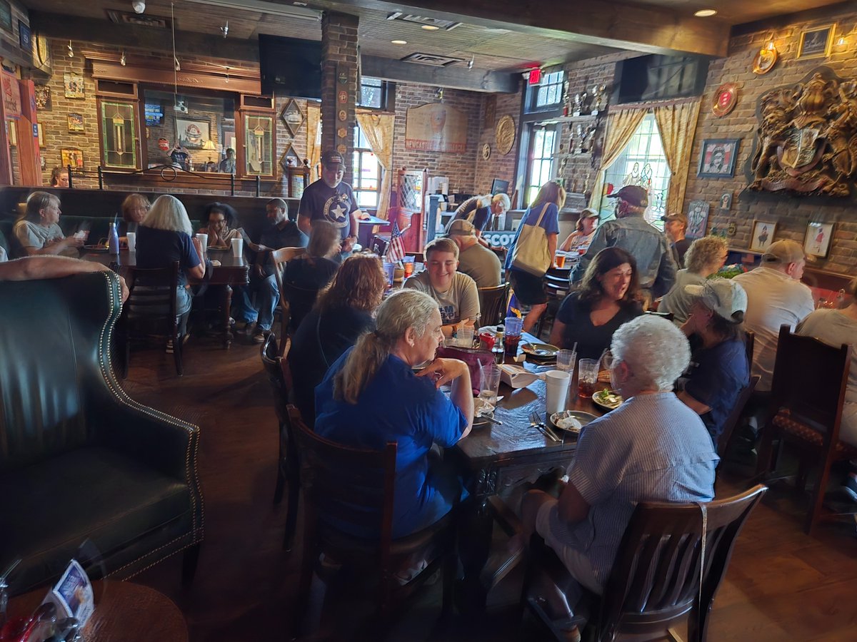 indivisibletx24's tweet photo. Kamala dropped by @TheLondonerPubs in Colleyville for a post canvass #IndivisiGather event. So fun.
@IndivisibleTeam new social media creating and messaging tools and doc shared. Click on linktree and explore! #AllInForHarris https://t.co/58Hhkhjet7