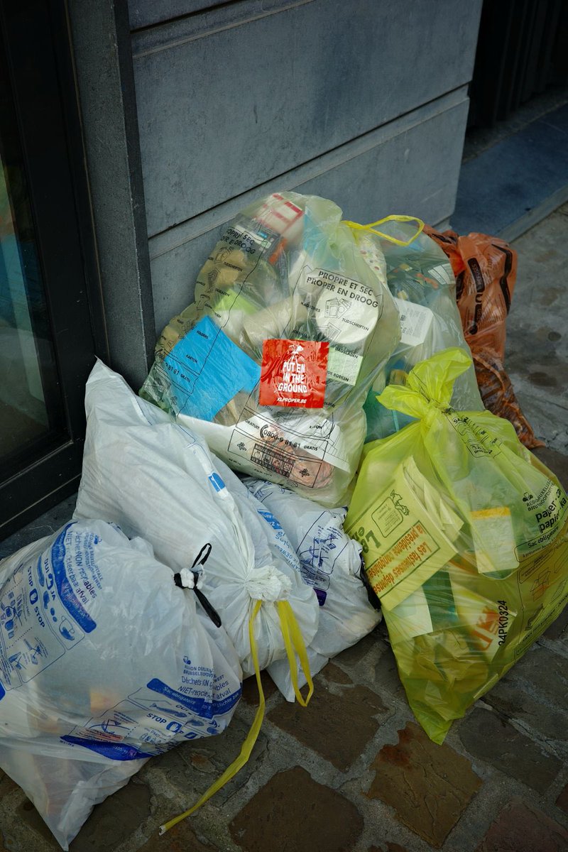 gerardoosterwyk's tweet image. Brussels is beautiful, but definitely not one of the cleanest cities. We need to fight the root causes of the dirt in the streets. Let’s put the garbage bags under the ground! You can vote for this in #Ixelles tomorrow! More on XLproper.be #putemintheground
