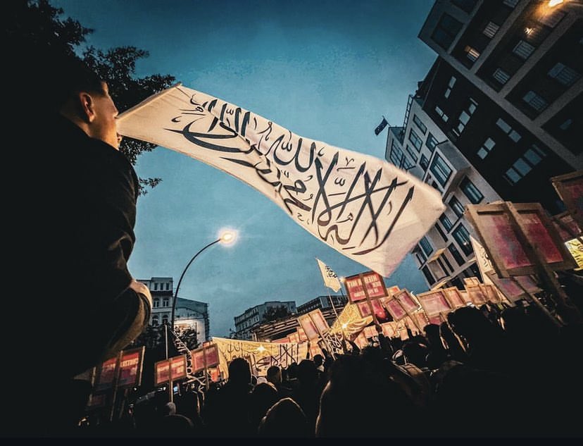 DeenTNH's tweet photo. Die Ummah lebt und ist bereit für Veränderung.
Eine Veränderung, welche den Islam wieder über alle anderen Lebensordnungen stellen lässt. 
 #KolonialeOrdnung
#GenozidMadeInChina
#KalifatImNahenOsten https://t.co/lcjmjyTcde