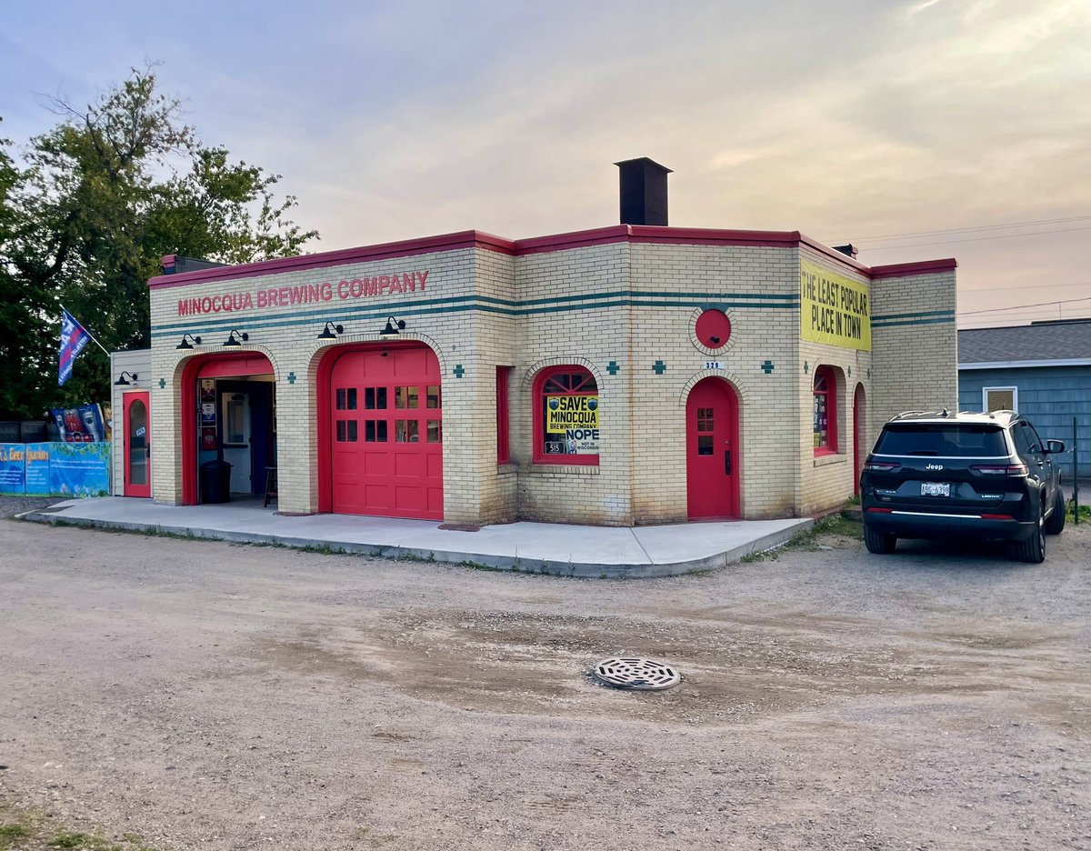 JoshLipnik's tweet photo. 1931 gas station-turned-brewery in Minocqua, WI https://t.co/RIwFNvPIjR
