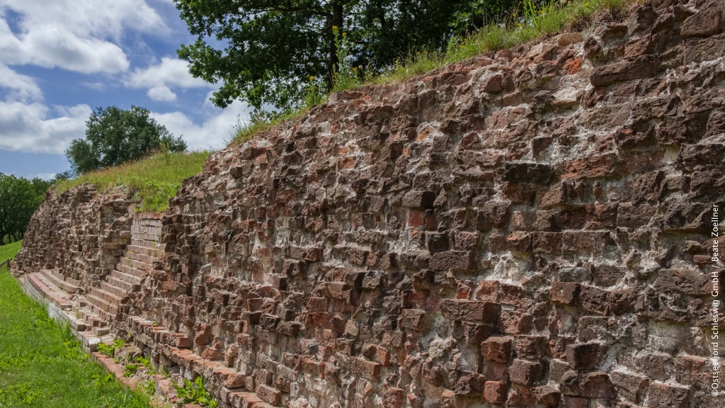 GermanyTravelJP's tweet photo. デンマーク国境に近いドイツの最北端。
北欧の気配漂うこの地域にはバルト海のフィヨルドと呼ばれるシュライ峡湾が形成されており、世界遺産のバイキングの集落跡が残っています。
豊かな自然と秘境をめぐるサイクリングで、うっかり異世界に足を踏み入れないようにご注意を…
#SimplyFeelGood https://t.co/apHtJujniq