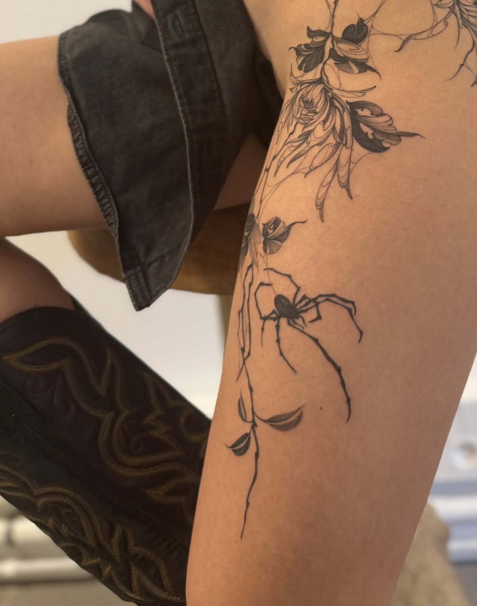 rachou_pinette's tweet photo. regardez le monstre qu'on m'a tatoué hier (c'est esor_tattoo sur insta) https://t.co/siC5NlCkaZ