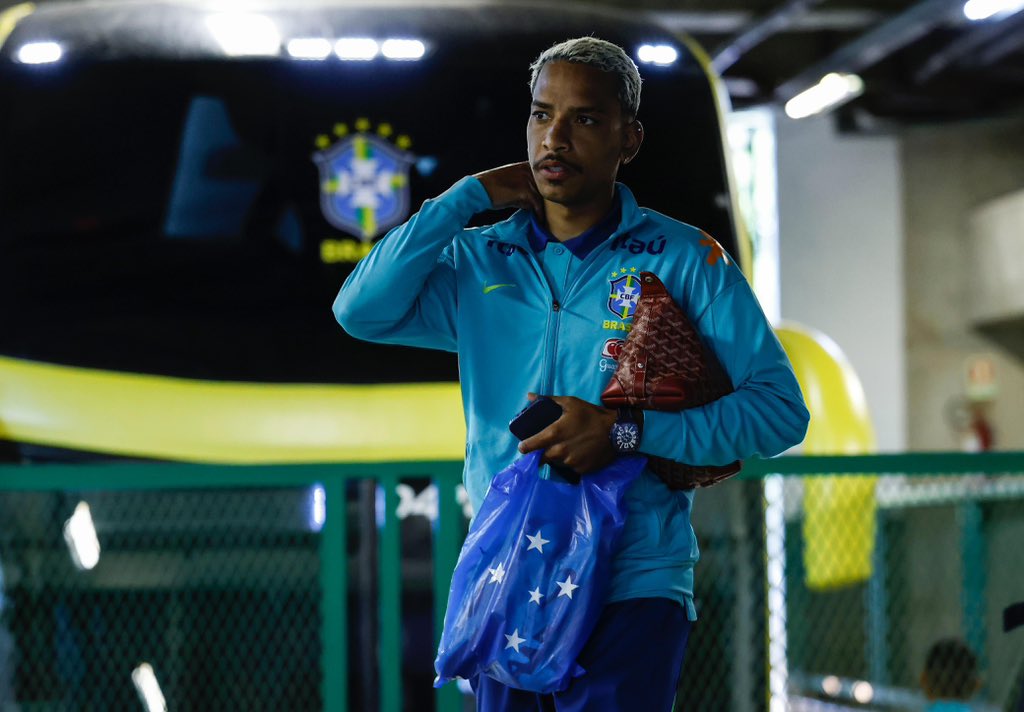 samuelvenancio's tweet photo. Sacolinha do Cruzeiro pra chegar com estilo à Seleção Brasileira rsrs 

📷 Rafael Ribeiro / CBF https://t.co/JAb3CqRIUd
