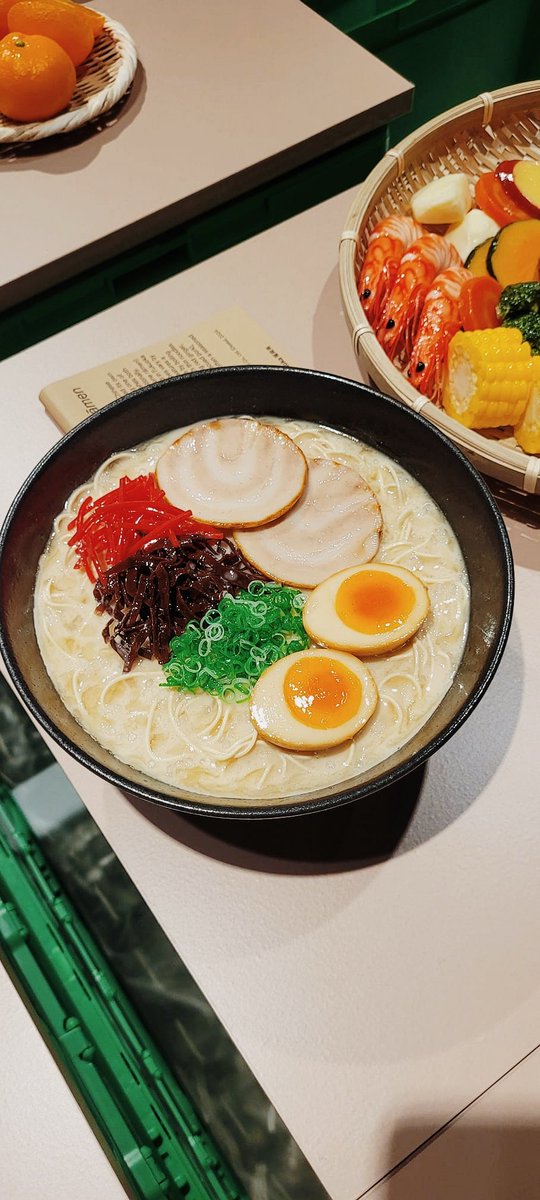 notasdesde's tweet image. Shokuhin Sanpuru describe en Japón el arte de hacer las réplicas de comida que aún puedes encontrar allí en la entrada de muchos restaurantes.

@japanhouseldn tiene una exposición ahora sobre ello y solo puedo decir que da hambre...

#looksdelicious