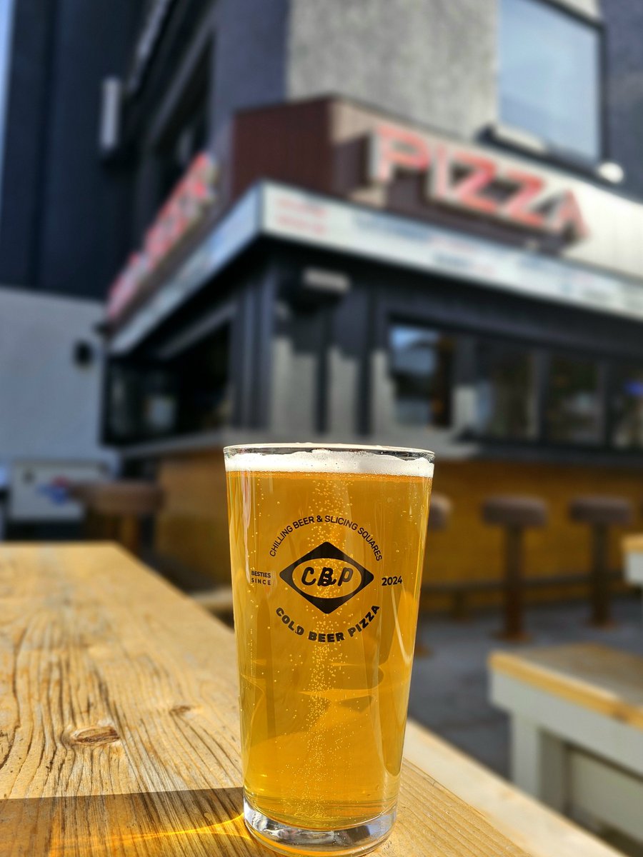 LurvesFood's tweet image. Stop 3 on the #PizzaPocket tour is Cold Beer and Pizza 🍕