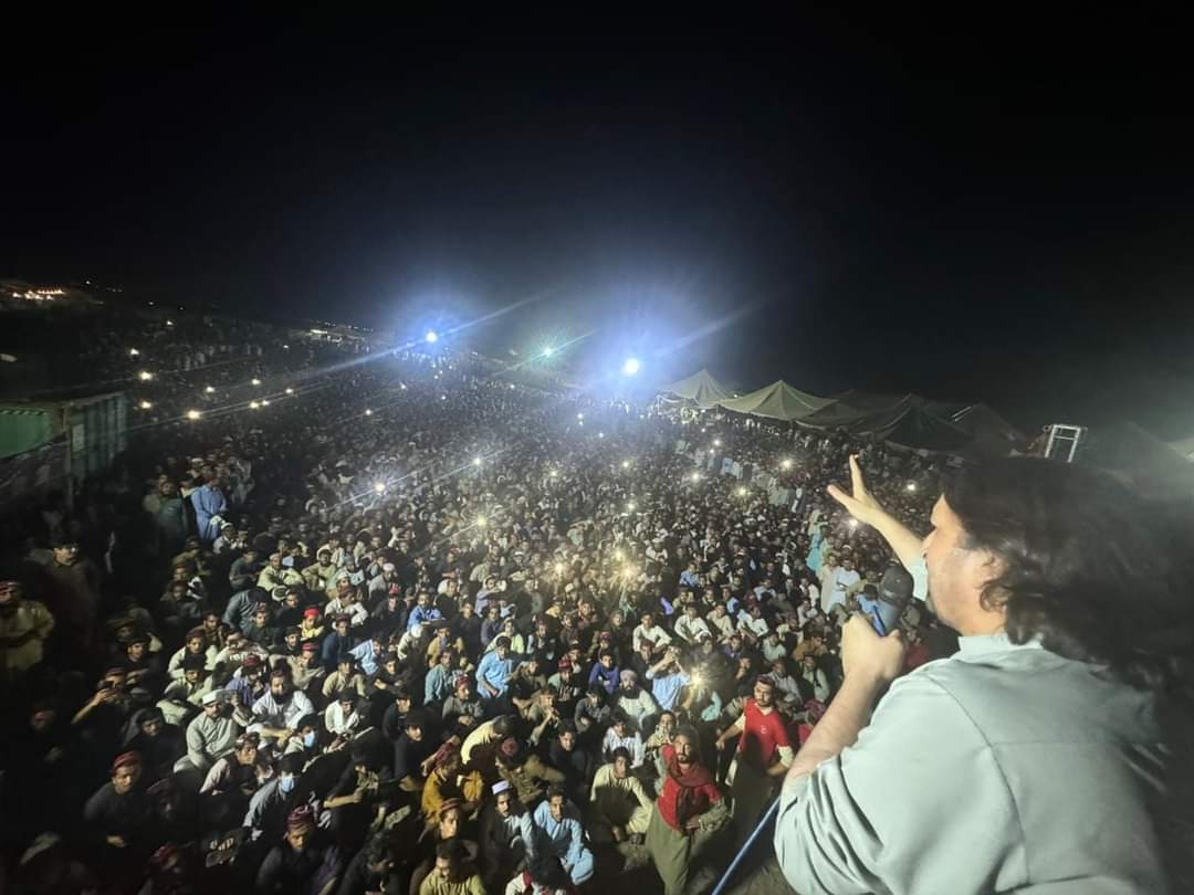 PTIAmjadAliKhan's tweet photo. خیبر: 
“150 بلین ڈالرز اس غرض سے کے پی میں خرچ کیے گئے کہ یہاں دہشتگردی ختم کرینگے لیکن بے سود رہا۔
یہ جرگہ پشتون کو اپنے حق پر ڈٹےرہنے کے سفر کا پہلا قدم ہے، خیبرپختونخواہ معدنیات سے مالا مال ہے یہاں یورینیم، زمرد، گیس،نیفرائڈ، سونا سب کچھ ہے لیکن پشتون قوم کو ان کے فائدے سے https://t.co/wV60T0cyCB
