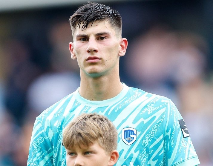 FabrizioRomano's tweet photo. 🔵🇧🇪 Chelsea’s move for Belgian talented GK Mike Penders was fast to anticipate other clubs, including Bayern who have been scouting Mike for months.

Chelsra are confident to see his development as top talent, arriving in July 2025. https://t.co/4NCsHGDoNU