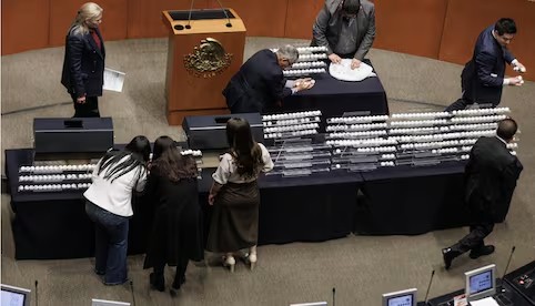 PiperThread's tweet photo. Cuando creías que un populistas no podía caer más bajo que rifar un avión o declarar que la navidad se adelanta a octubre, salen con esta idiotez.
Morena es una fabrica de estupideces hecha para justificar ocurrencias. https://t.co/007UKLrljK