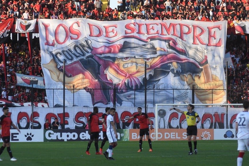 Estos negros de mierda se vendieron por plata, Colón se hundió y ellos se la llevaron y cuidan su negocio. 

Por favor no nos olvidemos jamas de estas ratas, son mala palabra en Colón estos traidores que vendieron los colores.
