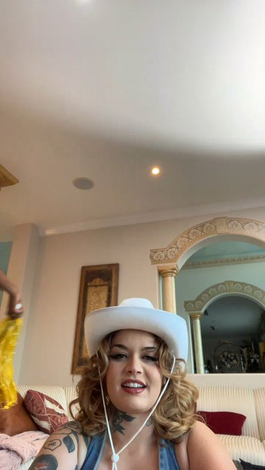 Ana Foxxx is live now! https://t.co/fP73FAHkzq https://t.co/sGDvssxwmH