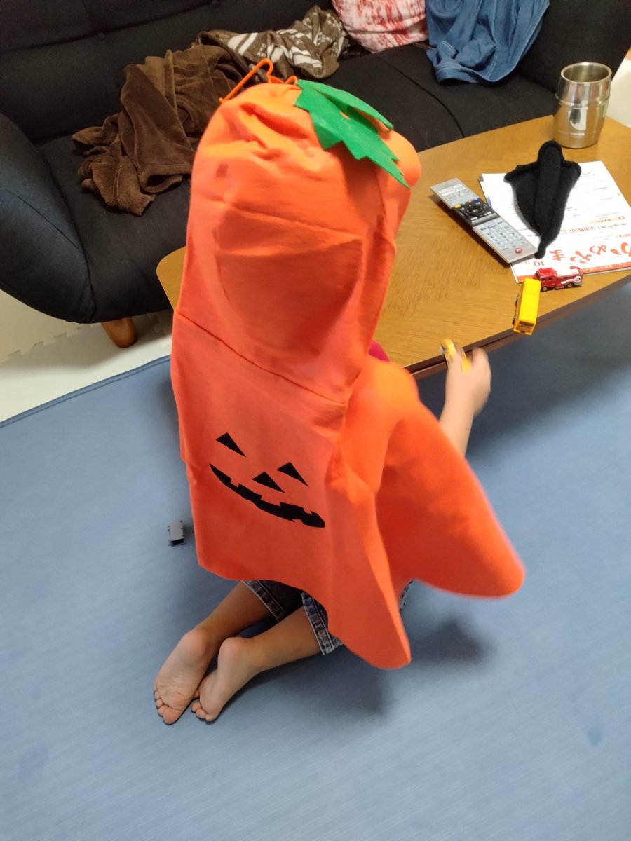 部屋でかぼちゃがおもちゃで遊んでます
#ハロウィン仮装 
#休日