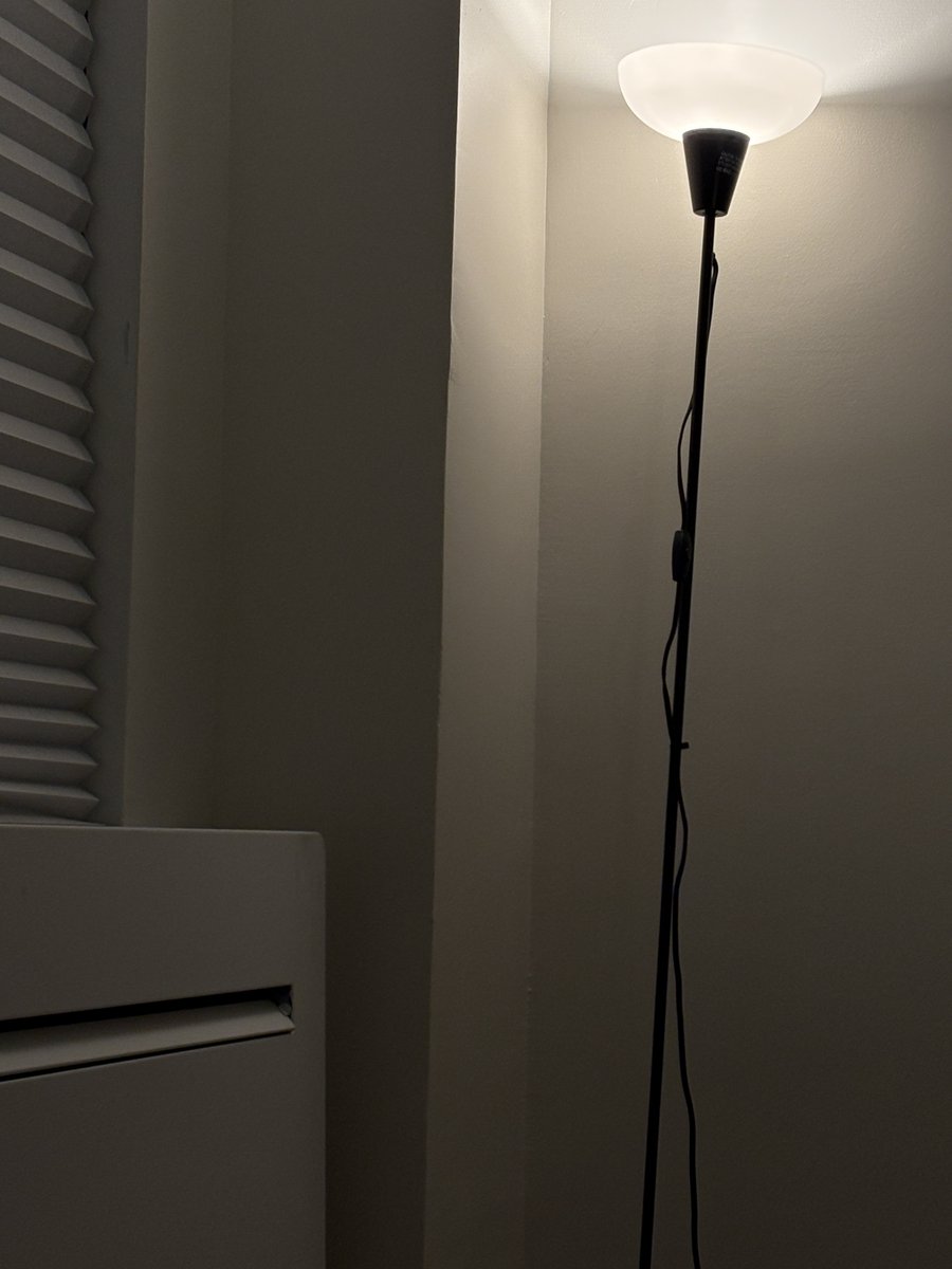 나들이 간 김에 핸드폰 사왔다 !! 불과 두달전에 배터리 교체했지만 폰 사러 가는 것도 일이기 때문에… 새폰의 첫 사진은 누워서 찍어본 풍경인데 역시 빛이 적은 환경에서 훨씬 잘 찍힌다는 점이 좋다