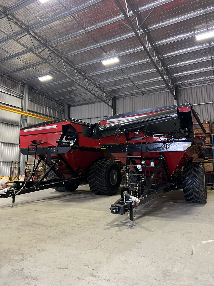 Unifarmservices's tweet image. J&amp;amp;M Chaser Bins for Hire

We have a 24-tonne and a 31-tonne J&amp;amp;M chaser bin available for hire immediately.

•24-tonne: $60/rotor hour
•31-tonne: $70/rotor hour

For more information or to arrange hire, please send me a direct message.
