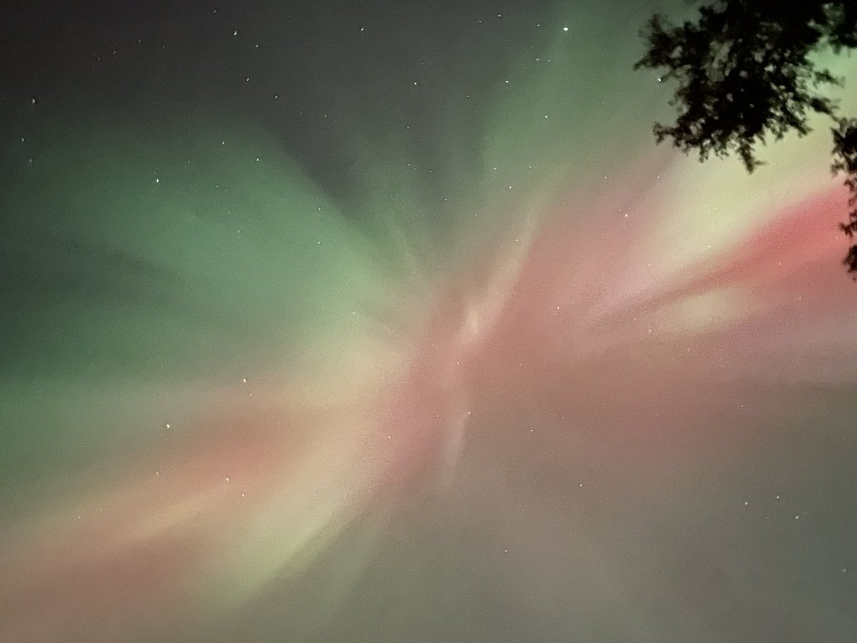 mbambauer's tweet photo. @jpullin4 Yes, more overhead and more color in the north.  Here’s a few pics from my friends on the same night. https://t.co/FMOVmVvz69