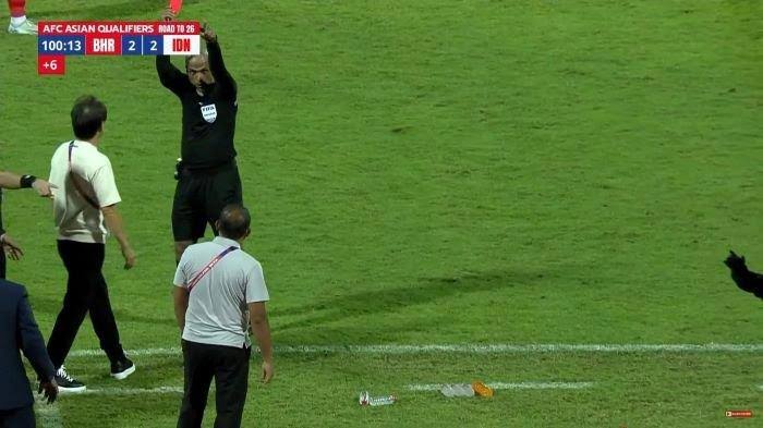 gilabola_ina's tweet photo. Sumardji (manajer timnas Indonesia) tentang kartu merah yang ia dapat di laga melawan Bahrain:

“Coach Shin Tae-yong saat itu terlihat sangat keras kepada wasit keempat. Melihat itu, saya langsung maju untuk mendahului dia melakukan protes kepada wasit karena biasanya ditakutkan dia mendapatkan kartu merah. Hingga akhirnya saya diberikan kartu merah.”

📝 bolalobfootball
