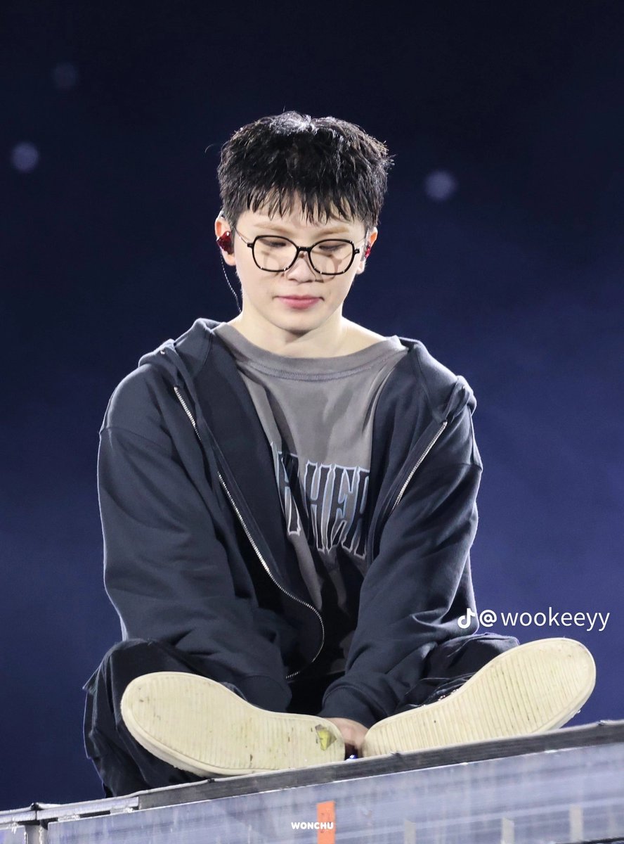 Cheolla_08's tweet photo. Tuh kan mirip beneran😭, pantesan dari kmren liat woozi kaya siapaaa ya style nya ternyataa mirip Okarun😭😭🤧🤧 https://t.co/SixDNxWI2r
