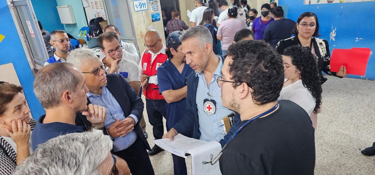 ICRC Honduras mission was pleased to accompany the visit of <a href="/MPopowskiEU/">Maciej Popowski</a>  DG of <a href="/eu_echo/">EU Civil Protection & Humanitarian Aid 🇪🇺</a> , to the main public hospital of Tegucigalpa to show the progress reached through the  <a href="/ICRC/">ICRC</a> program of last 5 years, on emergency management. Humanitarian needs in Honduras remain important