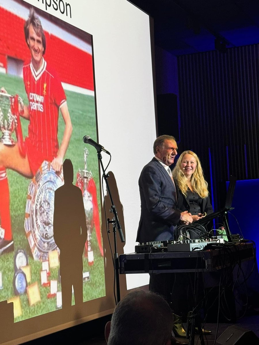 mrs1nil's tweet image. BOOM! So happy! My latest book, Klopp’s Liverpool has gone to print!!! (In Norwegian). No words can describe how proud I am that the main man has written the foreword… Such an honour. Pre-ordering your signed copy will make my heart sing: bok.norli.no/Klopps-Liverpo… #lfc #newbook