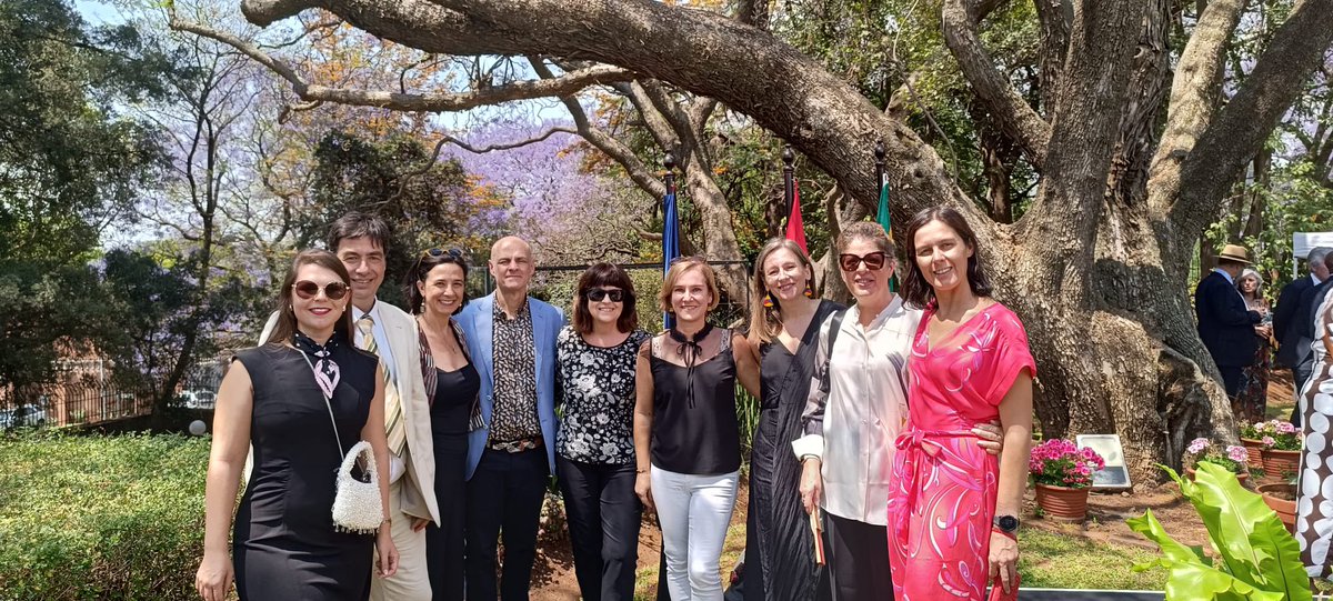 A4U Internacional (@alianza_4u) on Twitter photo A4U delegation formed by the 4 Vice-rectors of the <a href="/uc3m/">UC3M</a>, <a href="/UAM_Madrid/">UAM Autónoma Madrid</a>, <a href="/UPFBarcelona/">UPF Barcelona</a> and <a href="/UABBarcelona/">Universitat Autònoma de Barcelona</a>, the coordinator of the alliance and the A4U researchers who participated in the #GlobalHealth seminar during the celebration of Hispanidad at the <a href="/EmbEspPretoria/">Embajada de España en Sudáfrica</a> 🇿🇦🤝🏽🇪🇸 A4U delegation formed by the 4 Vice-rectors of the <a href="/uc3m/">UC3M</a>, <a href="/UAM_Madrid/">UAM Autónoma Madrid</a>, <a href="/UPFBarcelona/">UPF Barcelona</a> and <a href="/UABBarcelona/">Universitat Autònoma de Barcelona</a>, the coordinator of the alliance and the A4U researchers who participated in the #GlobalHealth seminar during the celebration of Hispanidad at the <a href="/EmbEspPretoria/">Embajada de España en Sudáfrica</a> 🇿🇦🤝🏽🇪🇸