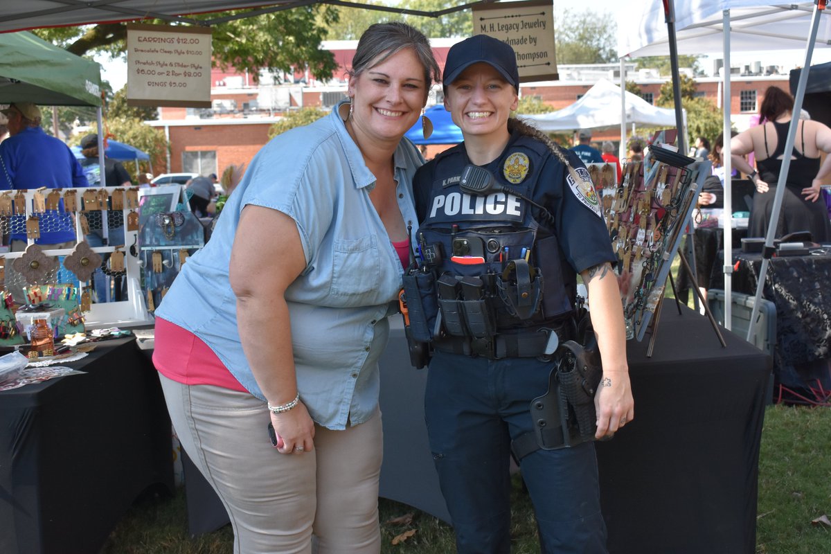 BentonPoliceAR's tweet photo. We enjoyed visiting with everyone at Old Fashioned Day today! If we didn't see you this time, we will be at the many upcoming events throughout town, so come see us!!
#BnPD #CommunityFirst #BentonProud https://t.co/fphDQmLvAd