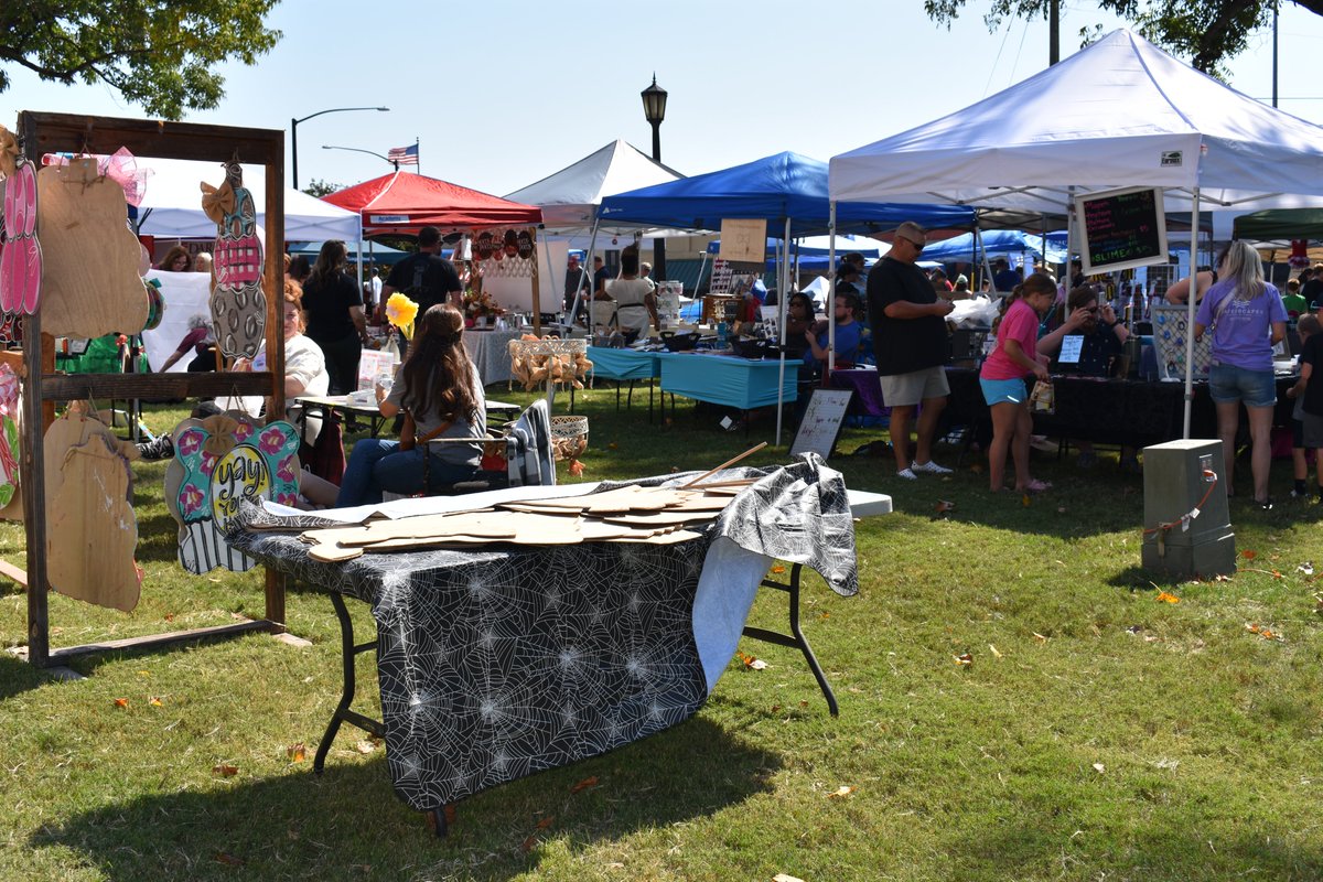 BentonPoliceAR's tweet photo. We enjoyed visiting with everyone at Old Fashioned Day today! If we didn't see you this time, we will be at the many upcoming events throughout town, so come see us!!
#BnPD #CommunityFirst #BentonProud https://t.co/fphDQmLvAd