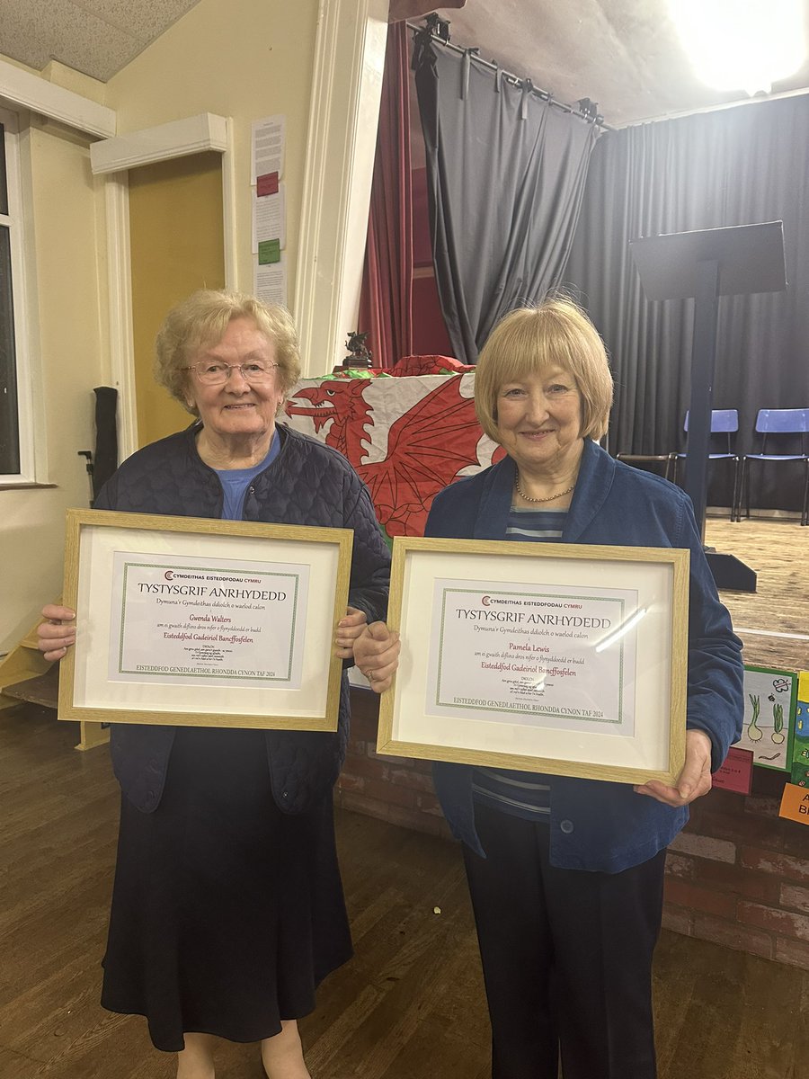 Mae Eisteddfod Bancffosfelen yn browd iawn o gyfraniad y ddwy aelod ffyddlon yma o’r Pwyllgor. Mae ei gwaith di-flino dros y degawdau wedi bod yn amhrisiadwy. Cawsant ei gwobrwyo mewn seremoni gan <a href="/steddfota16/">CymdeithasSteddfodau</a> yn Eisteddfod Gen Cymru Pontypridd 2024. Diolch Gwenda a Pamela🤩🤩