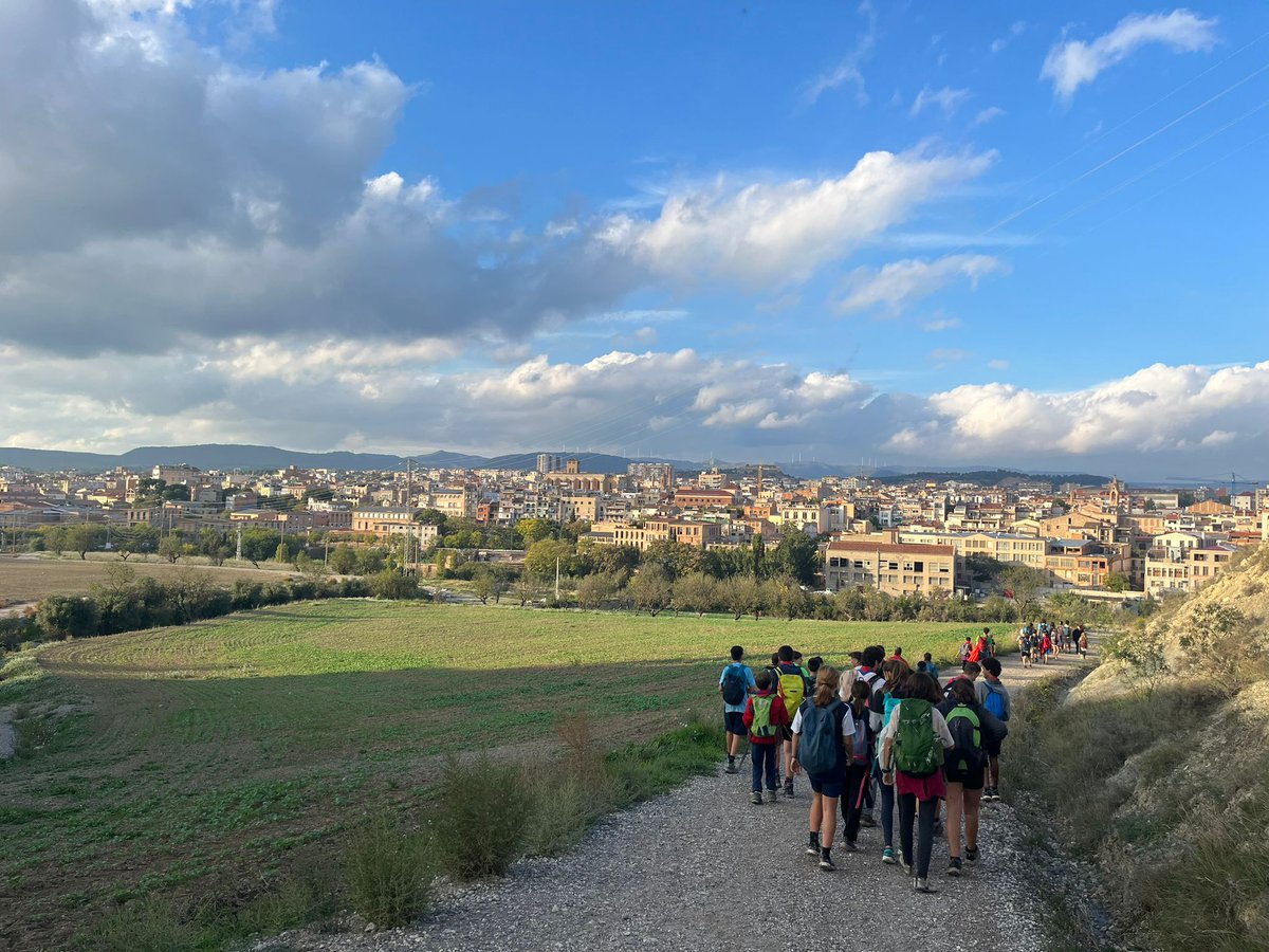 12 d'octubre, res a celebrar. Com és tradició iniciem el curs amb l'excursió a Collbàs!

Aprofitant la data hem fet un joc per tractar amb pedagogia l'explotació i el colonialisme espanyol. Envoltades de natura seguim educant en valors de respecte, solidaritat i antiracisme!