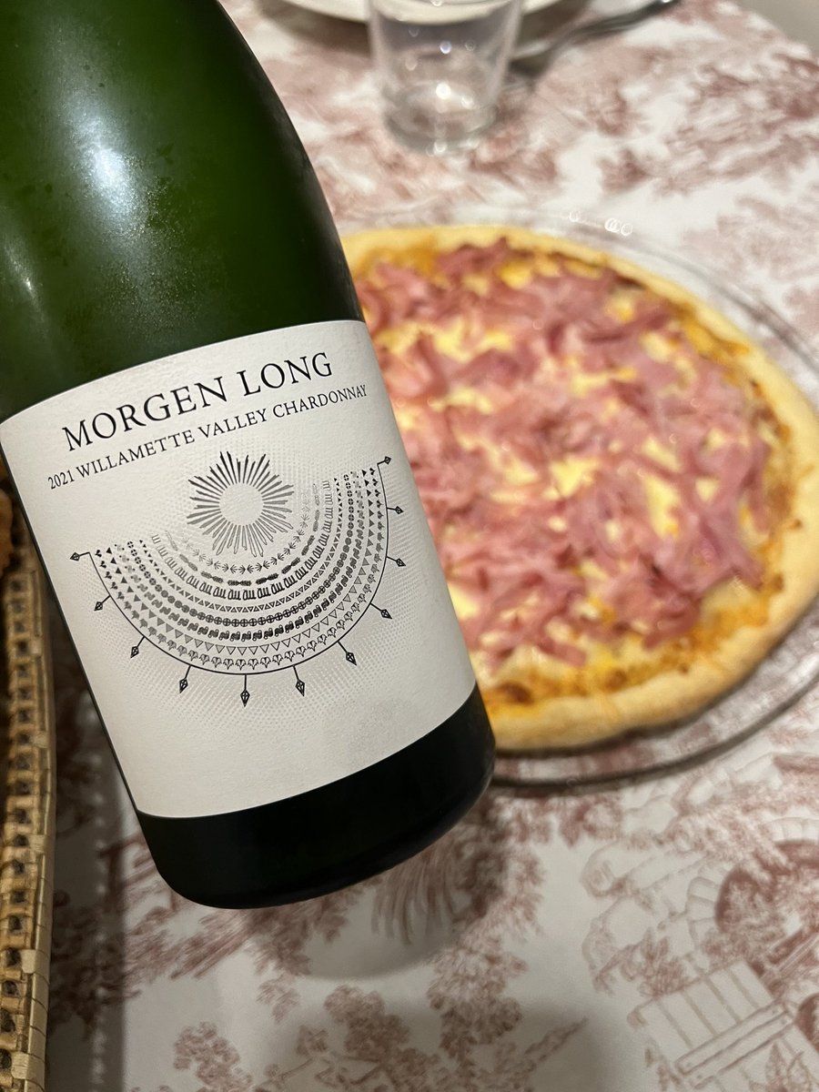 grblanco's tweet photo. Me ha parecido un Chardonnay como hacía tiempo que no bebía. Muy bueno. Oregon y tal. Que lo sepan. Las pizzas y la tortilla “Home made” que nos ha hecho el becario no han desmerecido ni mucho menos. https://t.co/ToGrRkFgdI