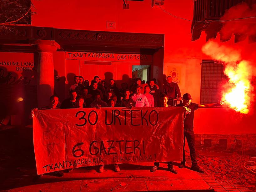 Mila esker Txantxarreka Gaztetxeko kideei eta elkartasuna adieraztera hurbildu zineten guztiei! 

Elkartasuna antolatzen eta errepresioari modu kolektiboan erantzuten jarraituko degu!

Errepresiorik EZ!🔥
<a href="/Txantxarreka/">Txantxarreka</a>