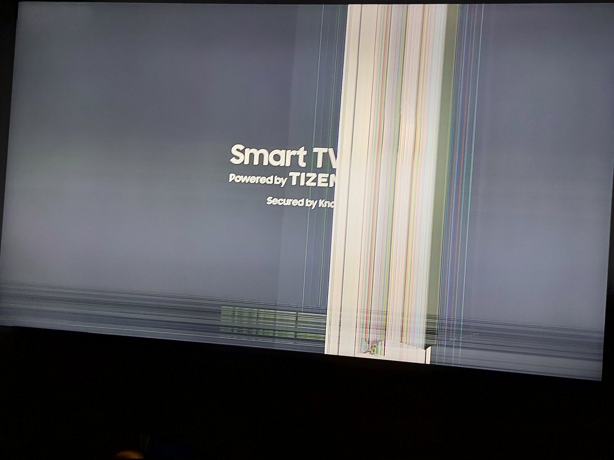 PixelBiest's tweet photo. Hallo @SamsungDE, wir haben eben unseren neuen 75 Zoll UHD TV eingeschaltet.

Familienevent versaut...

Er wurde uns am 21. Juni zugestellt, jetzt gemeinsam unter größter Sorgfalt  ausgepackt.

Schutzfolie drauf, kein Fingerabdruck/Kratzer, nichts dran und nie gelaufen.
Was nun? https://t.co/Zfi4lMUPlo