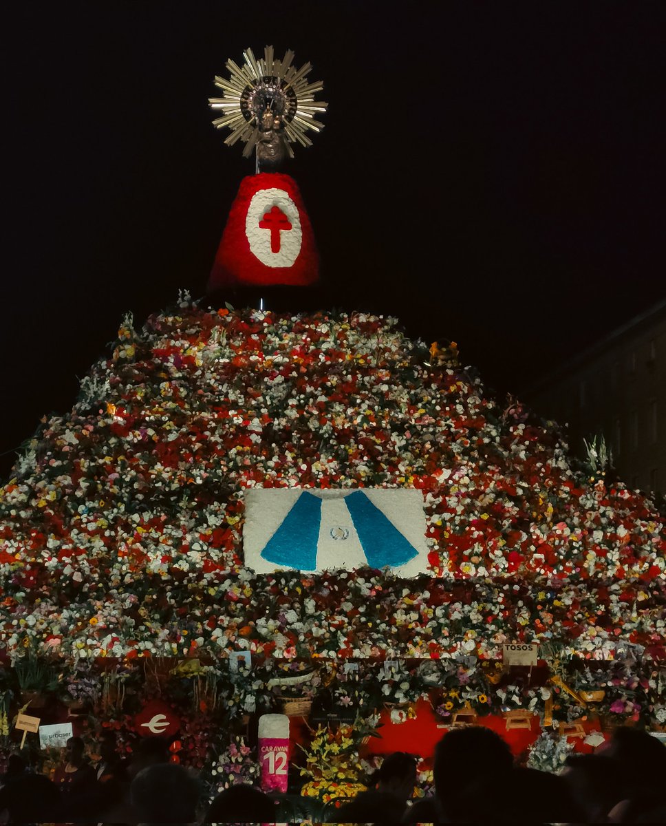 zaragozala_com's tweet photo. Felicidades Zaragoza, hemos vuelto a crear la imagen más bonita del mundo 💐🌺🌹 https://t.co/wvExe2zBl7