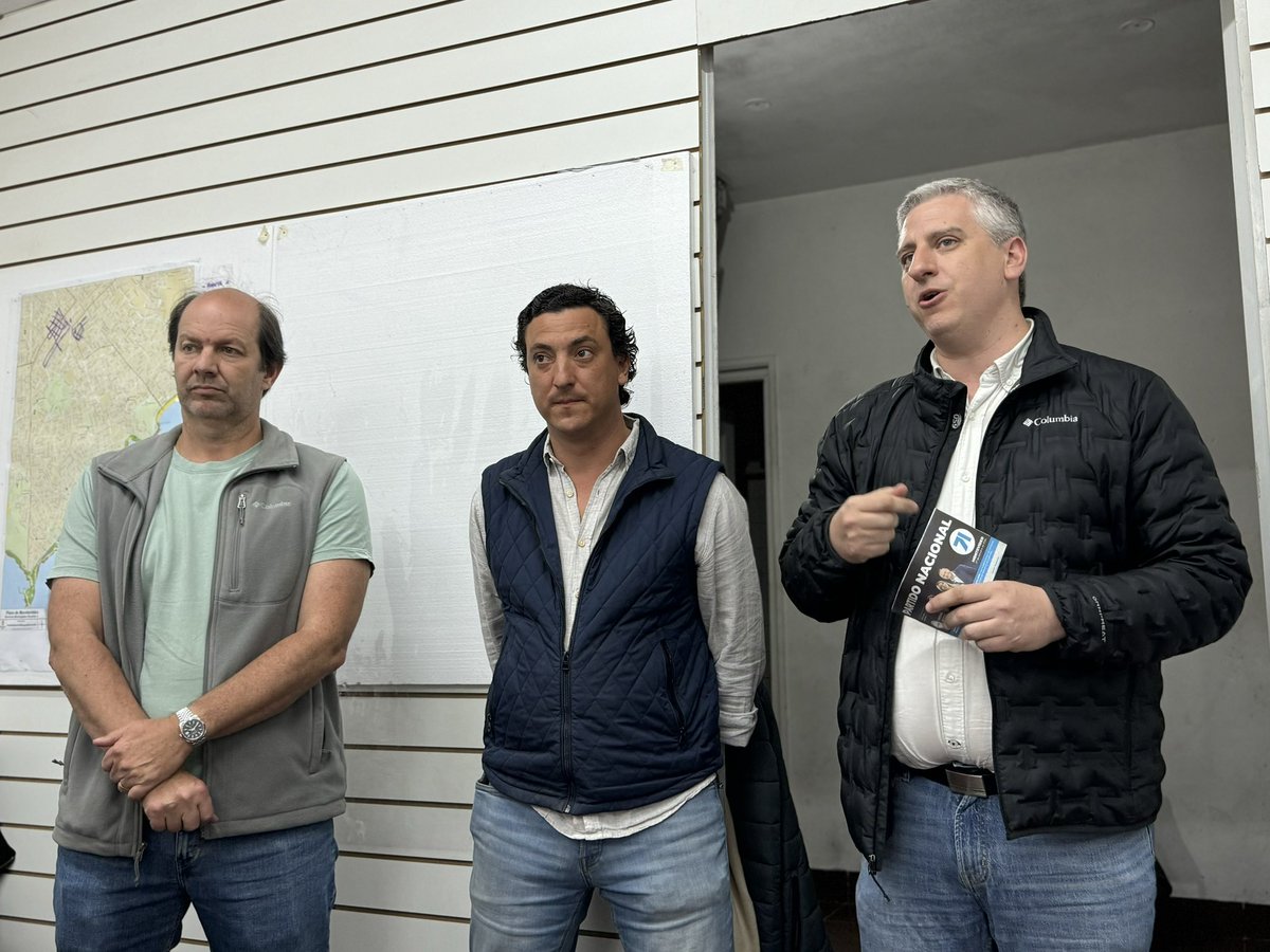 Renovacion71's tweet photo. A 14 días de las elecciones este equipo NO PARA ⚪️🔵

Junto a @SantiagoBorsari y @_RodriguezJuan_ nos reunimos en nuestra casa de 8 de octubre, con entusiasmo y energía de cara a las elecciones del 27 de octubre🗳️

¡La @lista71 es #LaListaDelGobierno! https://t.co/UDv4PM3MZm