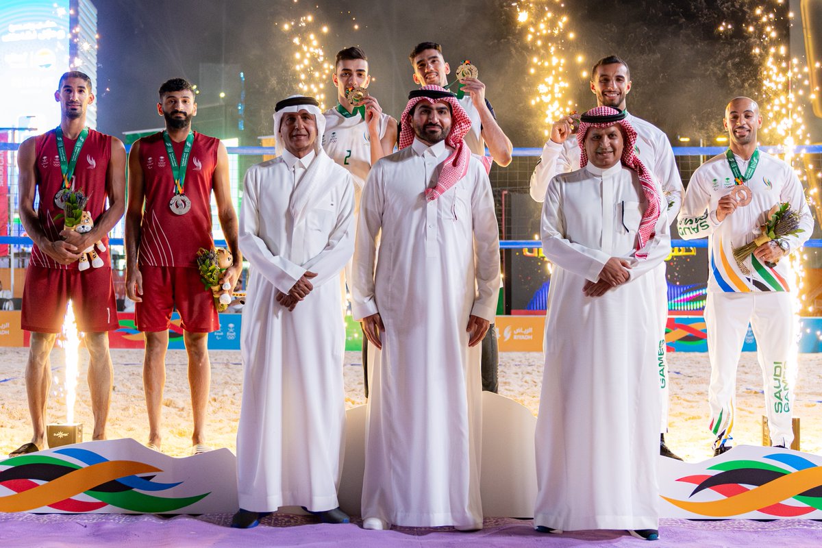 TheSaudiGames's tweet photo. 🏅| تتويــج 

معالي نائب وزير الرياضة الأستاذ بدر بن عبدالرحمن القاضي @balkadi، يتوّج الفائزين والفائزات في منافسات كرة الطائرة الشاطئية - سيدات ورجال، المقامة في بوليفارد سيتي 🏖👏

#دورة_الألعاب_السعودية 2024 | #بيننا_أبطال https://t.co/gX3ML3Mqip