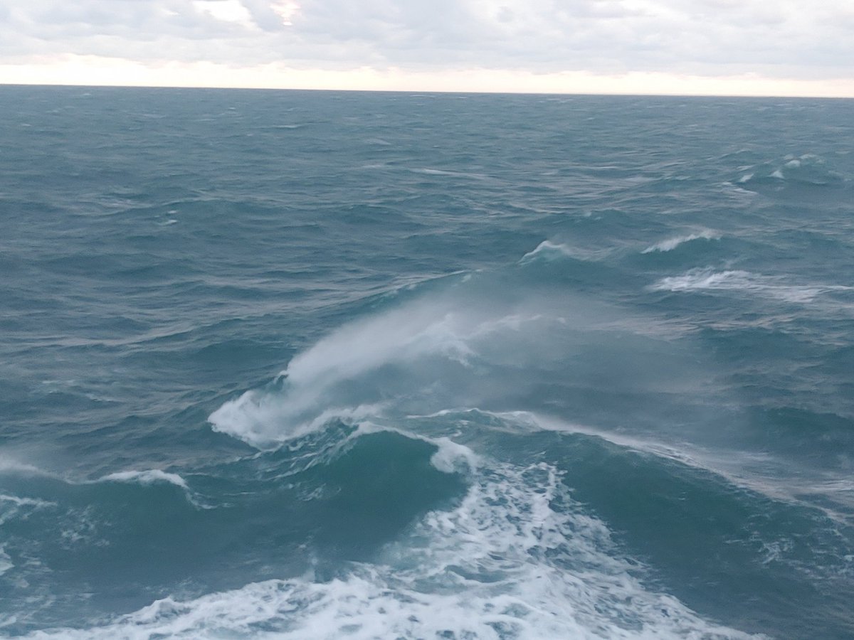 #sea spray anyone?
Sailing through the #NorthSea, one more day till we're home after more than 2 months (!) onboard
#oceanography #waves #wind #physics #Polarstern