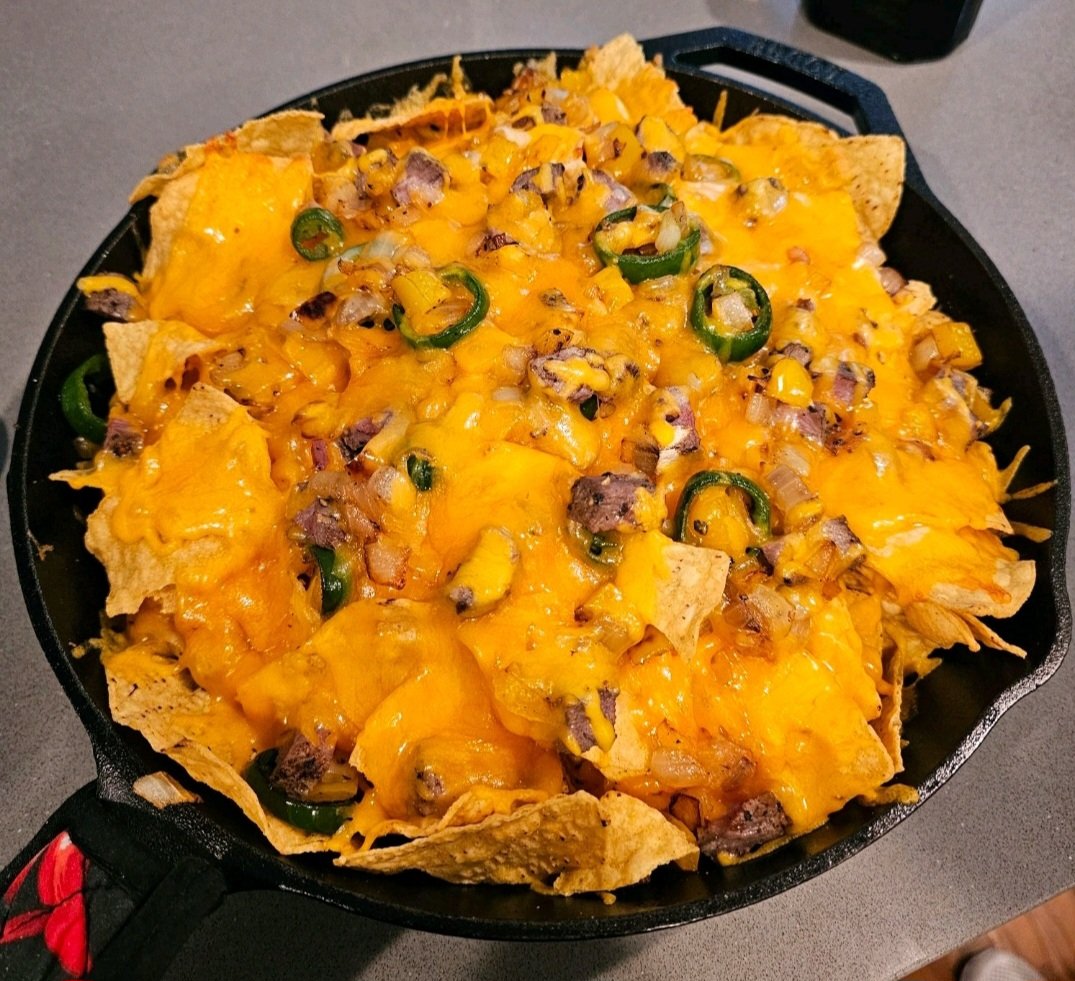 NachoJerry's tweet photo. Kings Court "Iron Skillet" Steak #Nachos. Cincinnati, OH. 10/10. https://t.co/Gw6z0qwcgq