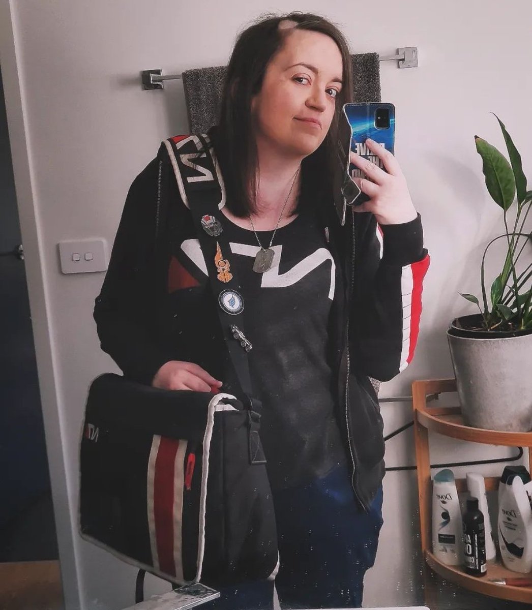 jacket's on for GOOD reasons 😁 #PAXAUS bound!

(p.s. did y'all know i like mass effect 🤔)