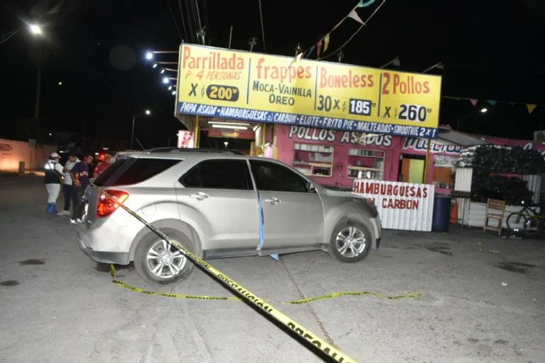 Ar1zZ17's tweet photo. Yuricie Rivera Elizalde, enfermera del IMSS de 46 años de edad, anoche en Nuevo Laredo fue asesinada por elementos de la @SEDENAmx. Los guachos "confundieron" su vehículo y les dispararon, a ella, a su esposo y a su hijo. Murió de un tiro en el rostro. Los cobardes huyeron. https://t.co/OC9YIPeCzT