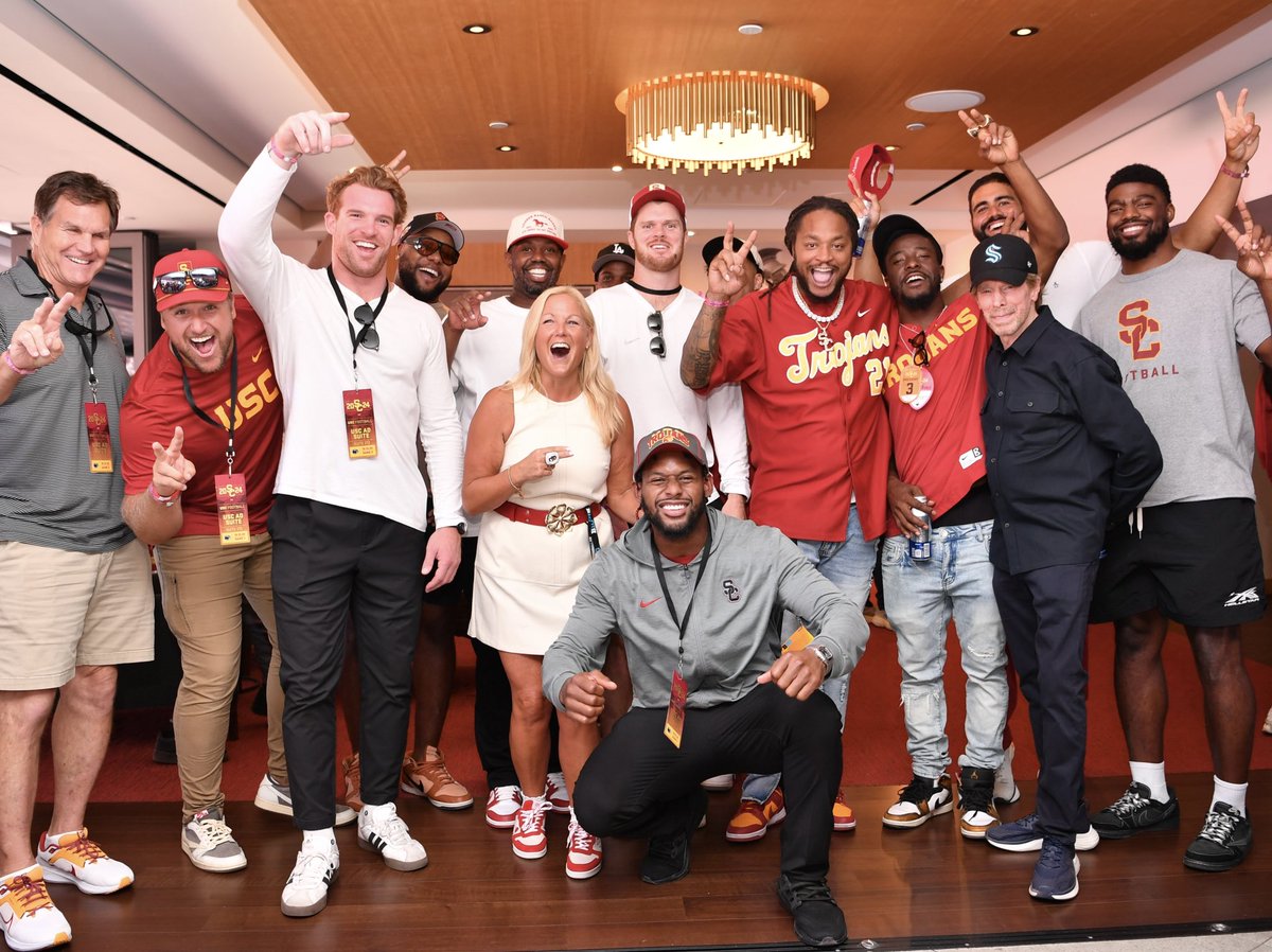 𝗧𝗛𝗘 𝗣𝙇𝘼𝗖𝗘 𝗧𝗢 𝗕𝗘. 🤩

<a href="/uscfb/">USC Football ✌️</a> legends and Hollywood legend Jerry Bruckheimer supporting the Trojans today ✌️