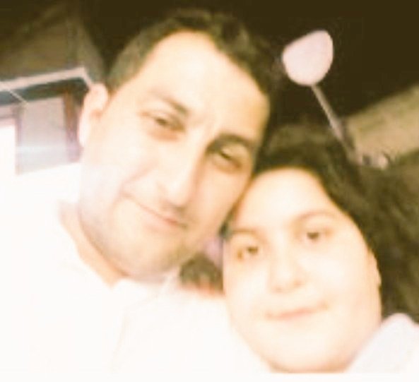 Gecenin sessizliğinde seni düşünüyorum biriciğim 
Kızıım 
Çarşamba günü 
18 yaşına gireceksin 
Ve sen hep 11 yaşındasın meleğim 
Baban nasıl ağlamasın 
Nasıl...